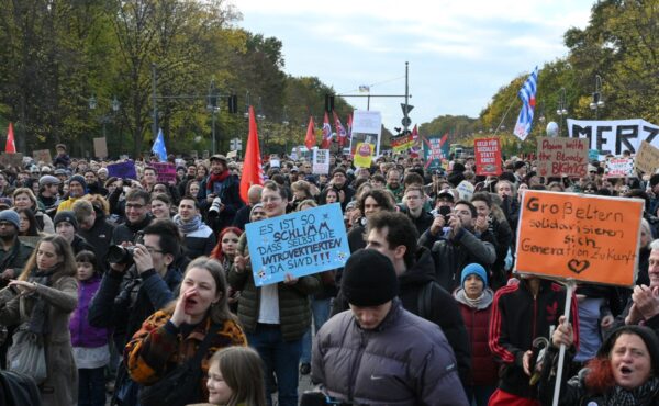 Der Beginn der Kundgebung am Brandenburger Tor in Berlin am 31. Oktober 2026. (Foto: RALF HIRSCHBERGER / AFP)
