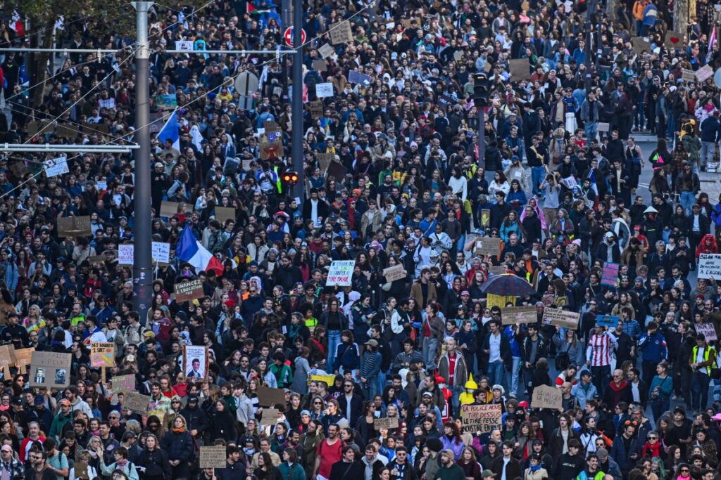 Demonstranten marschieren während landesweiter Proteste gegen die steigenden Lebenshaltungskosten und die Ungleichheit, die von der Gelbwestenbewegung, Gewerkschaften sowie Schülern und Studenten organisiert wurden, in Paris am 31. Oktober 2026. (Foto von JULIEN DE ROSA / AFP)