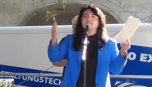 Sevim Dağdelen redet auf der Friedensdemo in Stuttgart am 3. Oktober 2026. (Screenshot via YouTube)