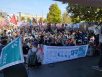 15.000 Teilnehmer kamen am 3. Oktober 2026 auf den Stuttgarter Schloßplatz. Es kam zu einem Zwischenfall mit Sevim Dağdelen. (Foto: roem)