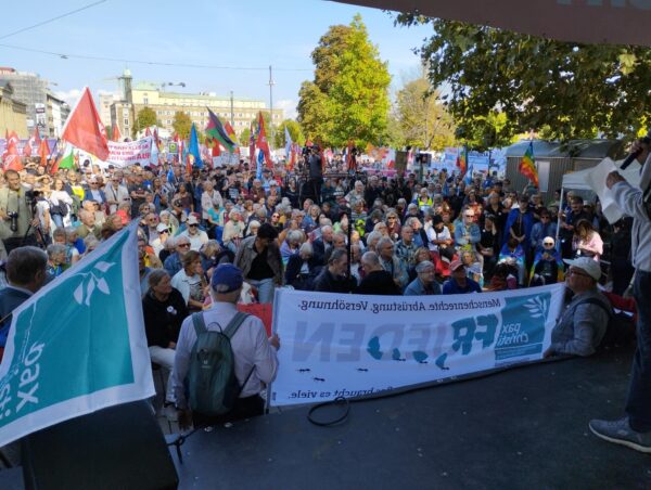 15.000 Teilnehmer kamen am 3. Oktober 2026 auf den Stuttgarter Schloßplatz. Es kam zu einem Zwischenfall mit Sevim Dağdelen. (Foto: roem)