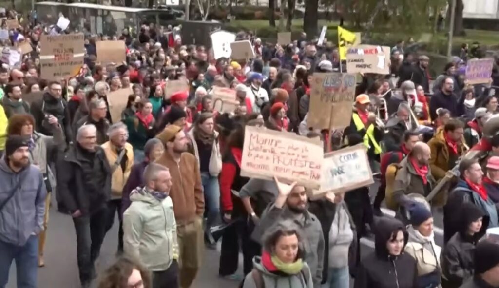 Erste Proteste in Frankreich am Samstag. (Screenshot: CNBC via Youtube)