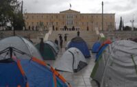 Zelte vor dem Parlament in Athen. (Screenshot via Youtube)