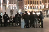 Polizei kontrolliert die Ausgangssperre am Montagabend in Lille. (Foo: via Youtube)