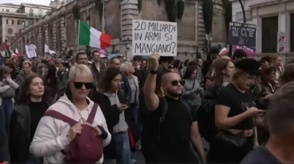 Protestmarsch in Rom. (Screenshot: Forbes via YouTube)