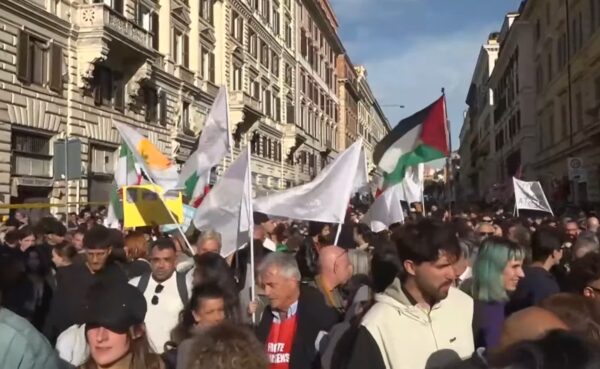 Demonstranten am Sonntag in Rom. (Screenshot via Youtube)
