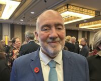 Ron Prosor auf der Gedenkveranstaltung am 8. Oktober 2026 im Berliner Hilton. (Foto: World News Monitor)