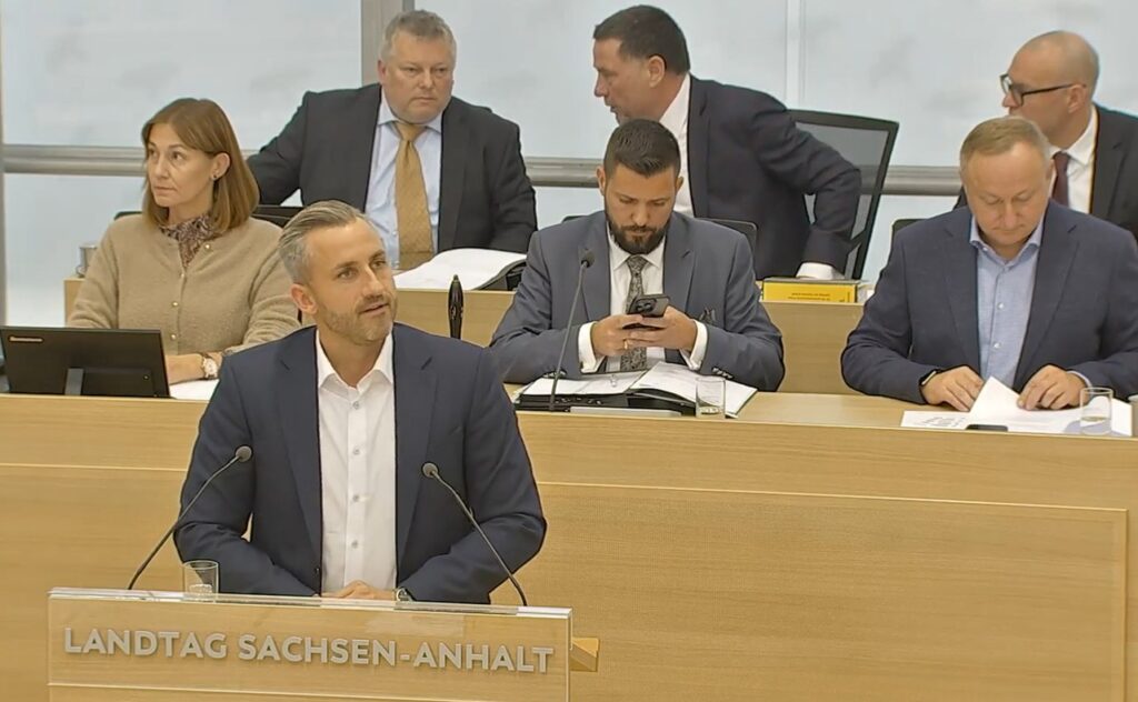 Ulrich Siegmund während der Debatte im Landtag in Magdeburg am 14. Oktober 2026. (Screenshot: Landtag)
